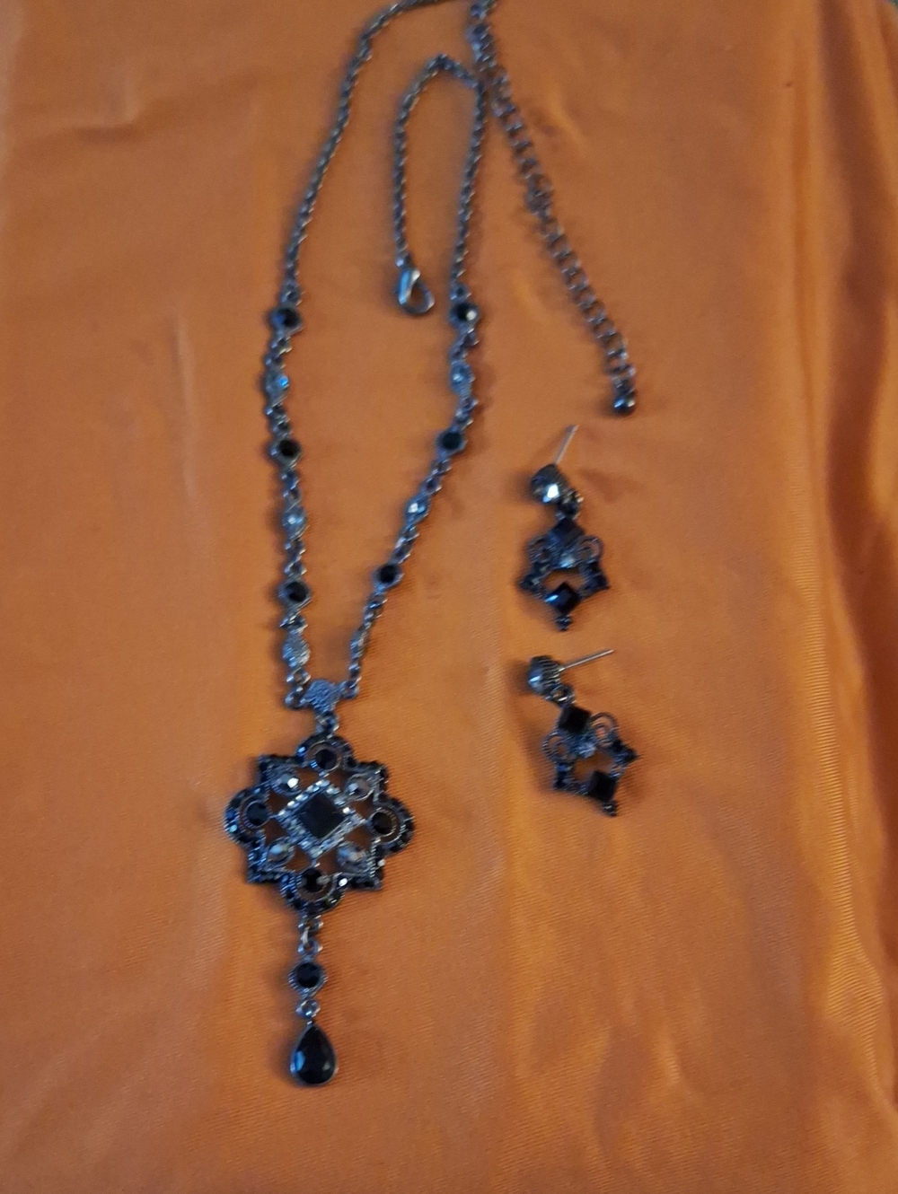 Black Vintage-Style Pendant Necklace and Earrings Set